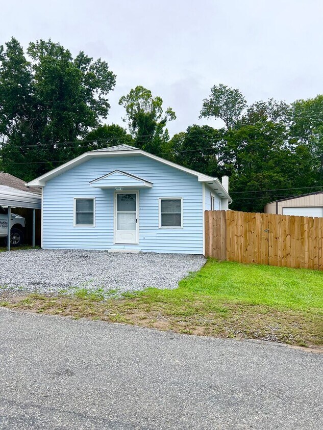 Primary Photo - 3 Bedroom 2 Bath house Great Swannanoa Loc...