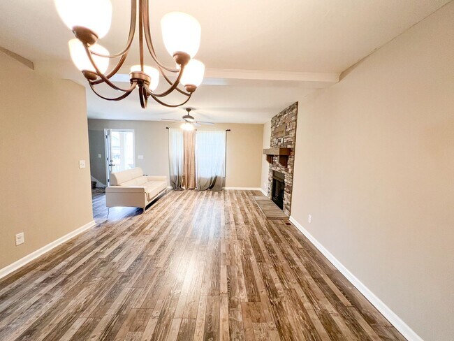 Building Photo - 4 Bedroom 3 Bathroom Home