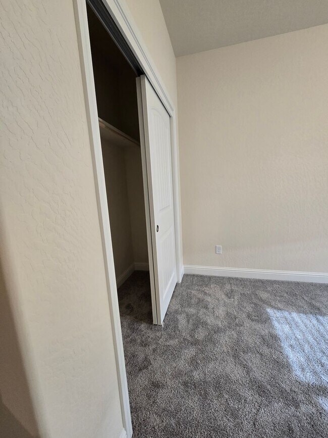 Building Photo - 3 Bed / 2 Bath