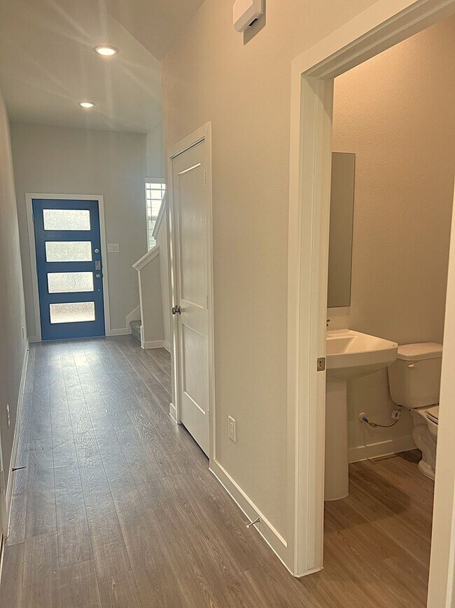 Building Photo - Like New in Bridgeland!!!