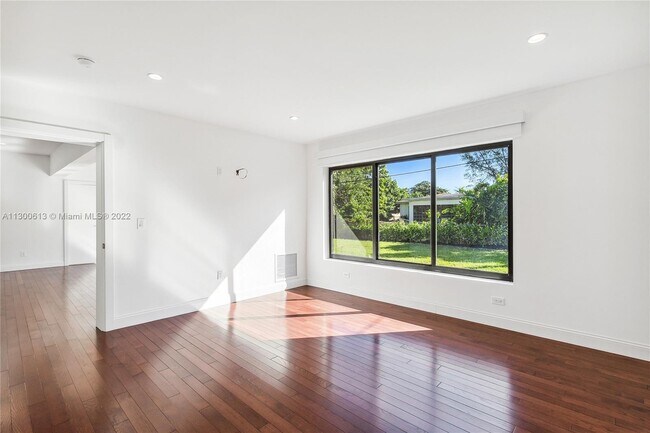Building Photo - 300 N Shore Dr