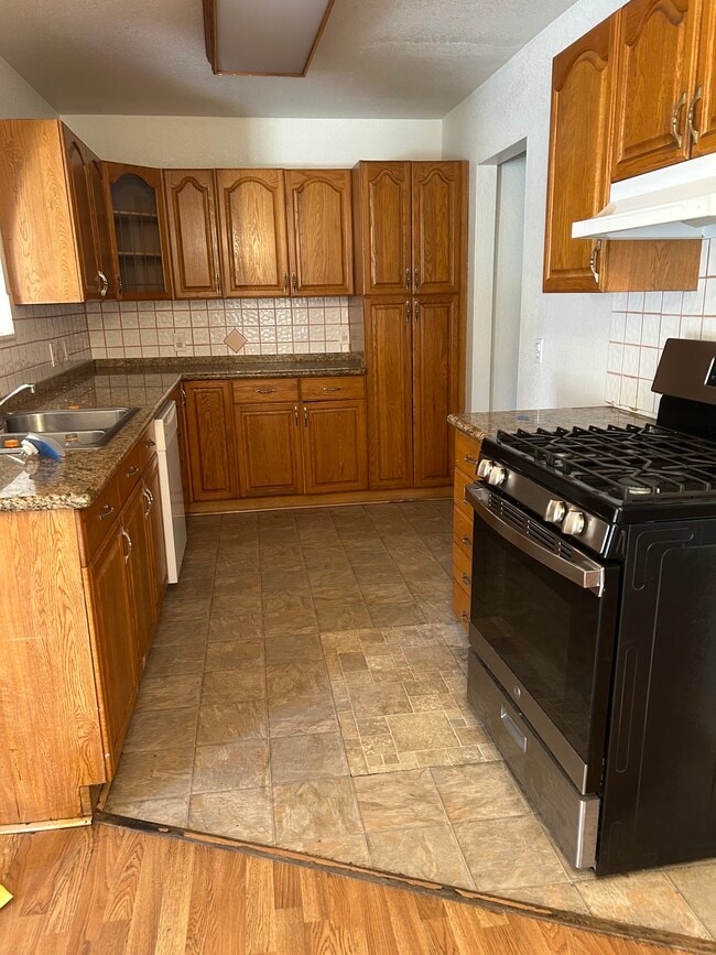 Building Photo - 44330 Glenraven Rd