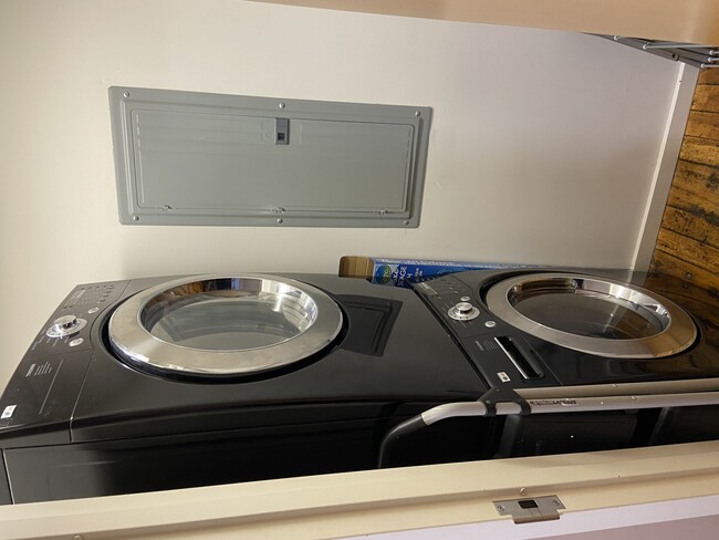 Building Photo - 1 Envelope Ter