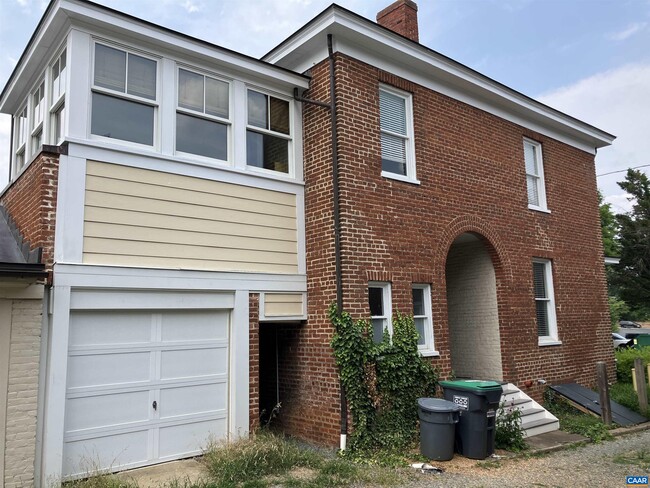 Building Photo - 812 E High St