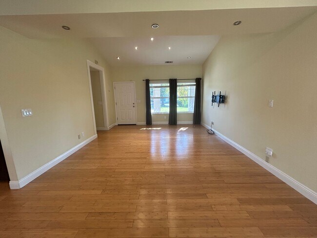 Building Photo - Nice home in Turlock