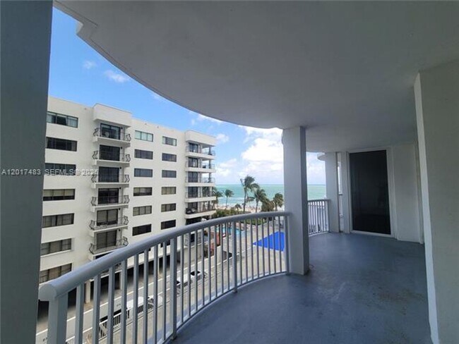 Foto del edificio - 5401 Collins Ave