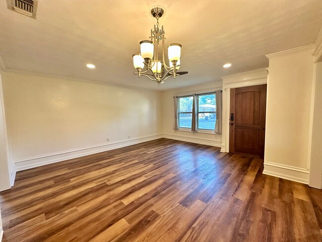 Building Photo - 5719 Fairview Dr