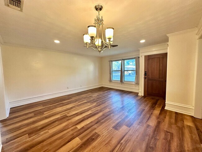 Foto del edificio - 5719 Fairview Dr