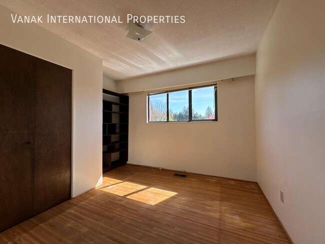 Building Photo - 4BR Rental Home- Prime North Vancouver