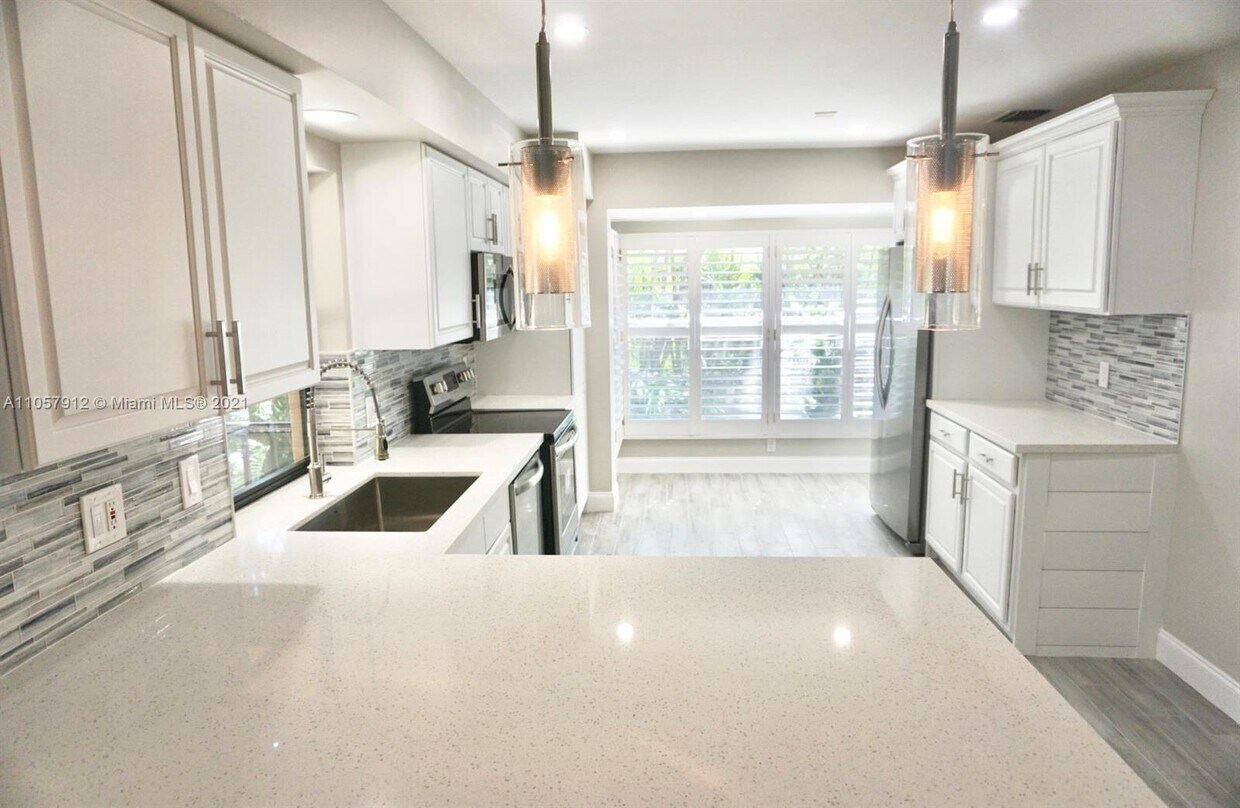 Primary Photo - 16870 Island Cove Dr