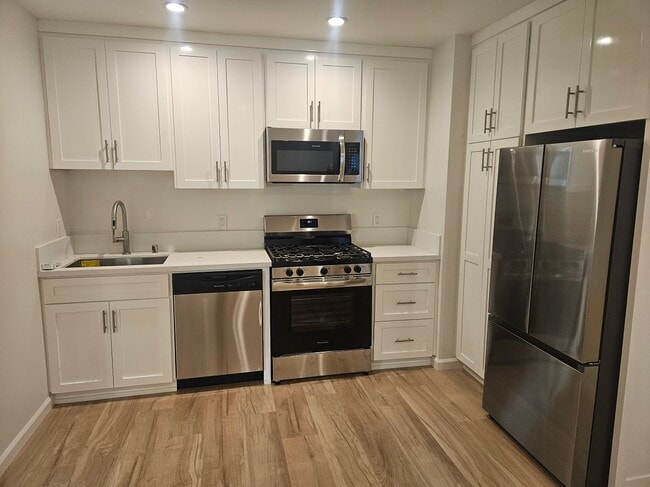 Kitchen - 17140 Rayen St