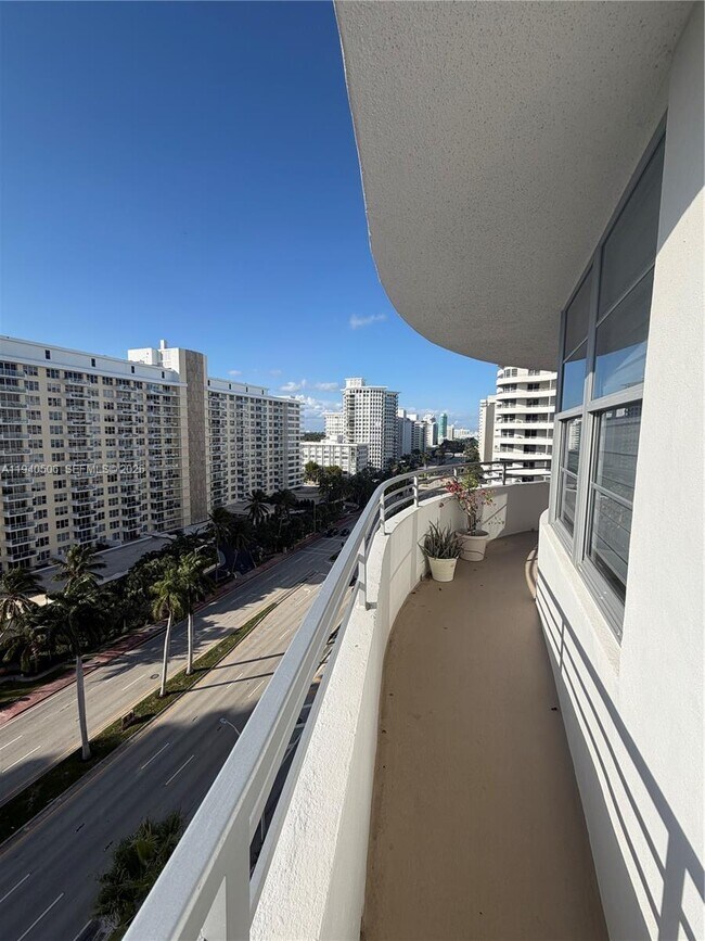 Foto del edificio - 5555 Collins Ave