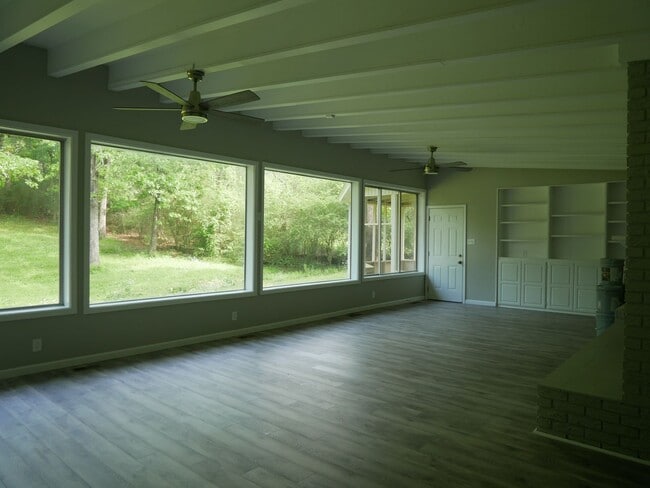Building Photo - Gorgeous 4 bedroom, 2.5 bath House on a 1 ...