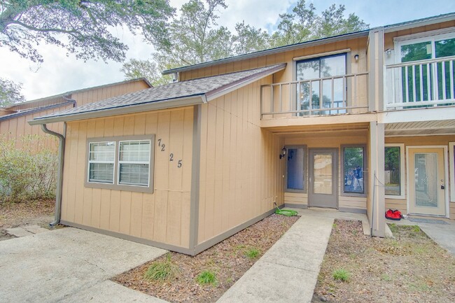 Building Photo - Townhouse with 3 bedrooms and a private fe...