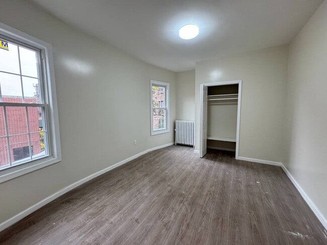 Building Photo - 250 E 207th St