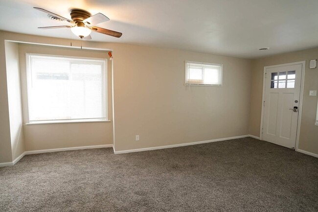 Building Photo - This beautifully updated 3-bedroom, 1-bath...