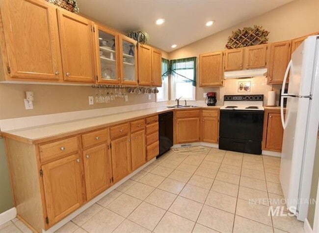 Building Photo - 3 Bedroom 2 Bath Home on 1/4 Acre Available 1/6/2026