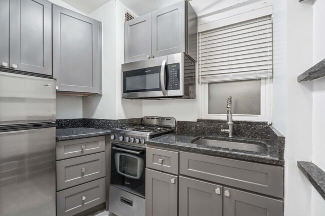 Foto del edificio - 321 E 45th St