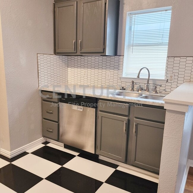 Building Photo - Updated 1/1 Apartment in Prime Dallas Location Ready for Move-In!