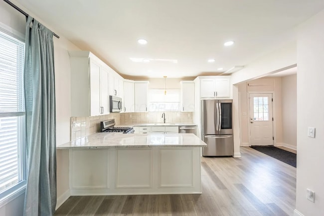 Building Photo - 582 Gilbert St