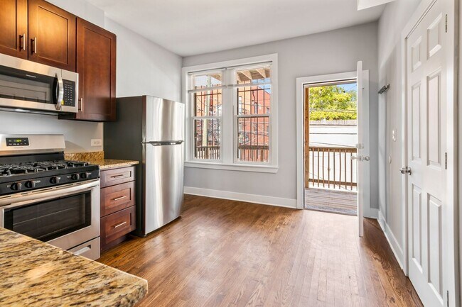 Foto del edificio - Top Floor, 2bed/1bth W/Outdoor, Wicker Park,  Avail 9/1