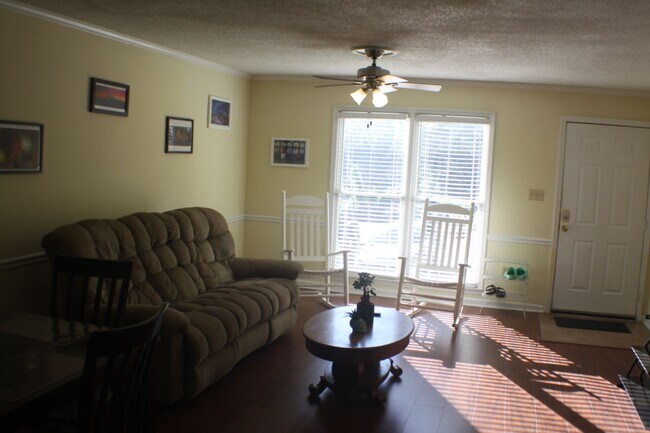 Building Photo - 2 Bedroom Apartments/Townhomes in Five Poi...