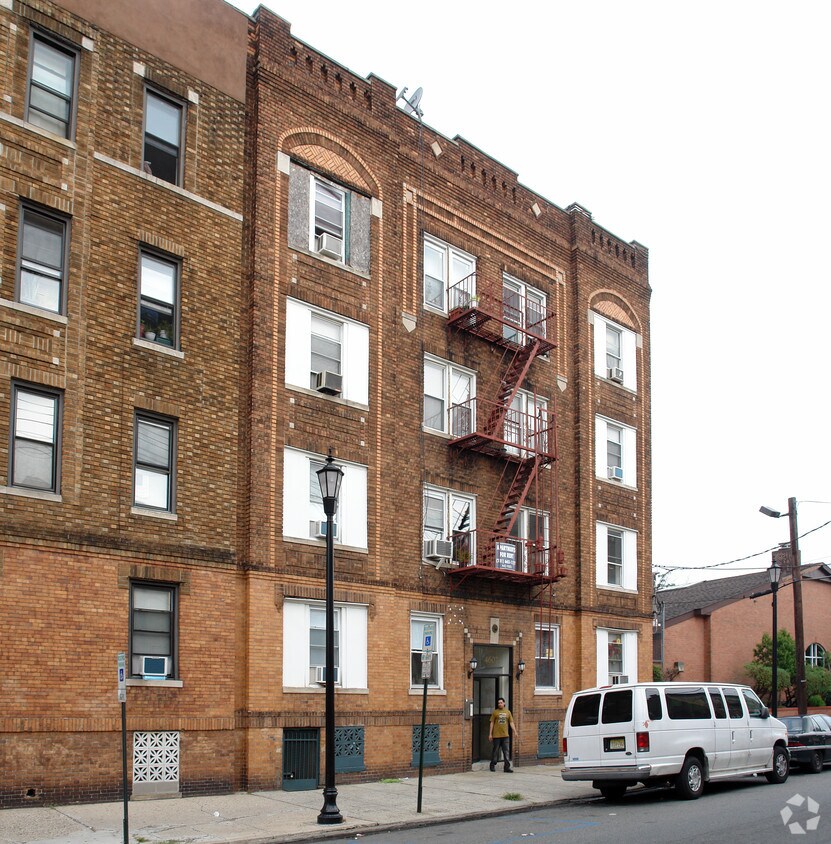 Building Photo - 4605-4607 Hudson Ave