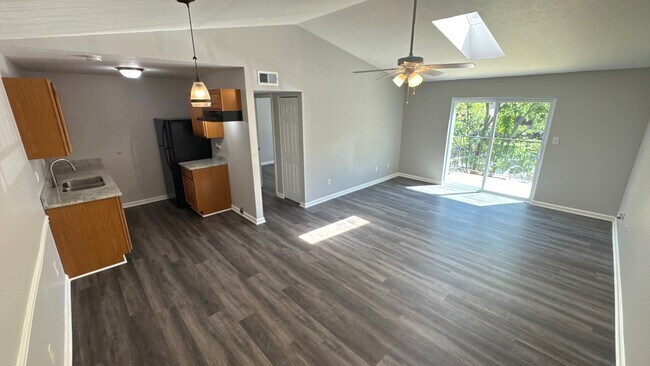 Foto del edificio - 6512 Six Mile Ln