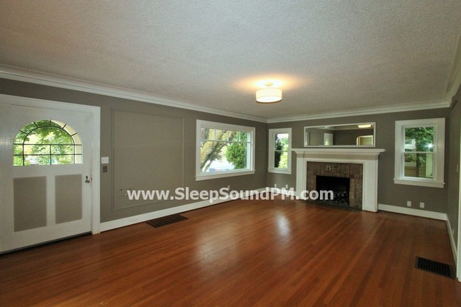 Building Photo - Spacious Four Bedroom with Nice Backyard