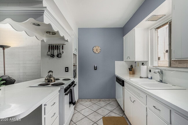 Foto del edificio - 6824 E 2nd St