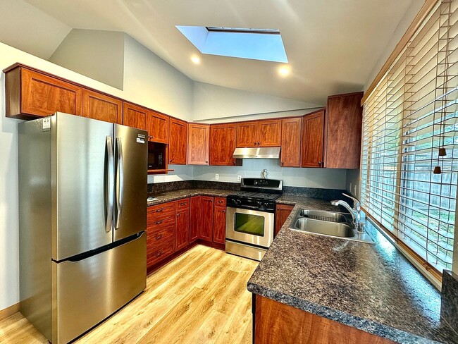 Foto del edificio - Charming Updated Rambler in Prime Kirkland Location