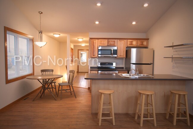 Building Photo - 562 Cherry Ln
