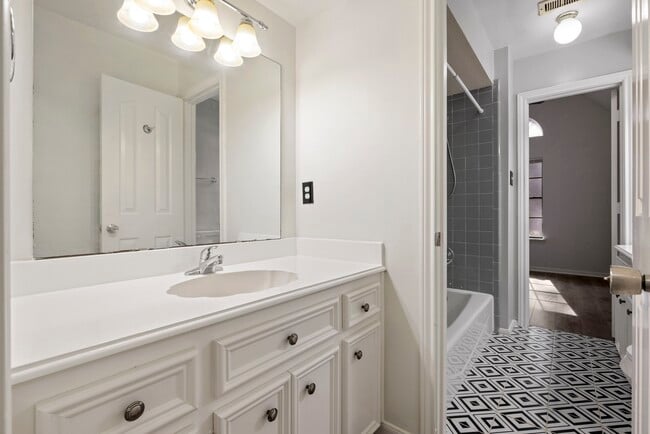 Building Photo - 2807 4 Pines Dr