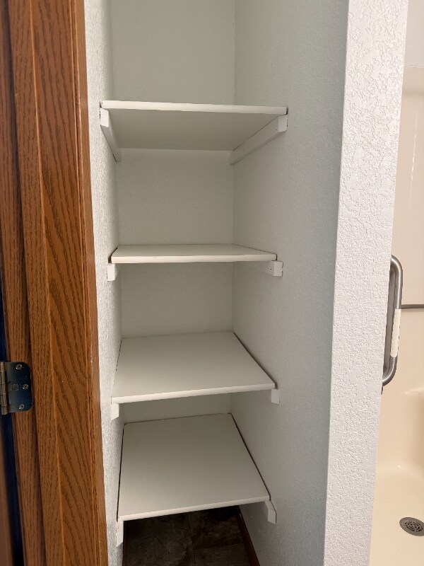 Foto del edificio - 100 Robert Ave