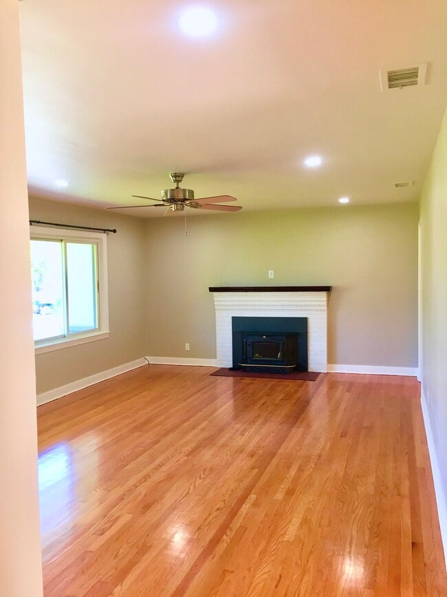 Foto del edificio - 802 Hillmoor Dr