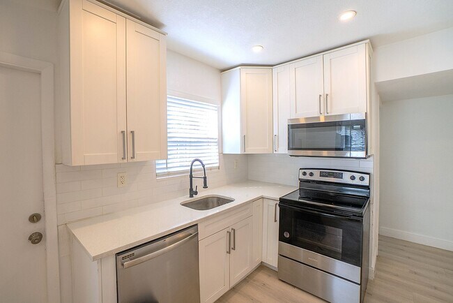 Foto del edificio - Charming 2 units building in Prime St. Pete Location