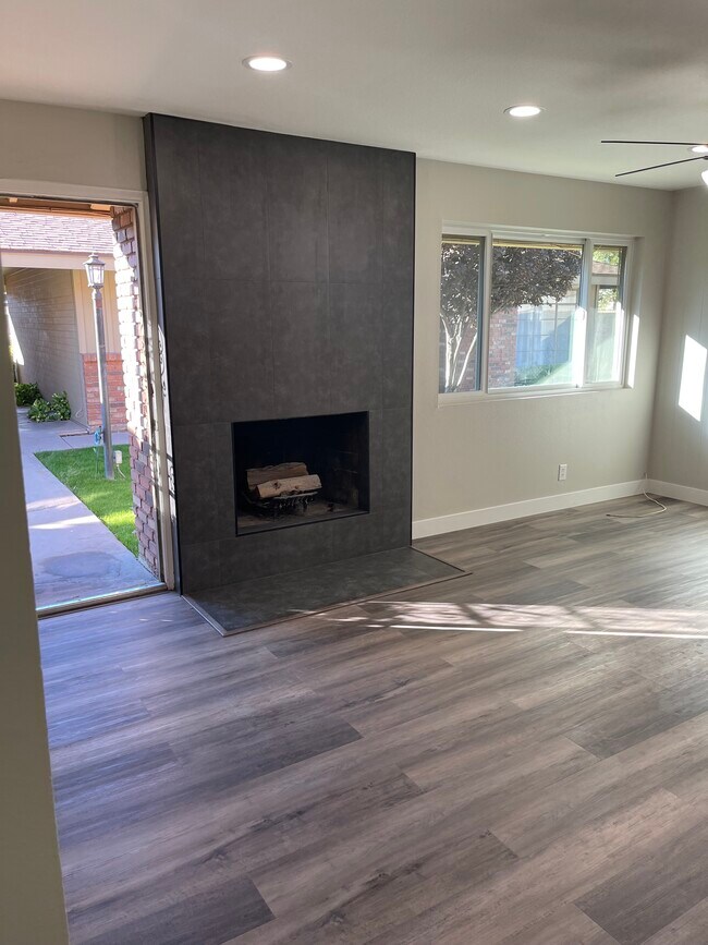 Fireplace in great room - 501 E Huntington Dr