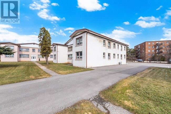 Building Photo - 1037 Churchill Ave