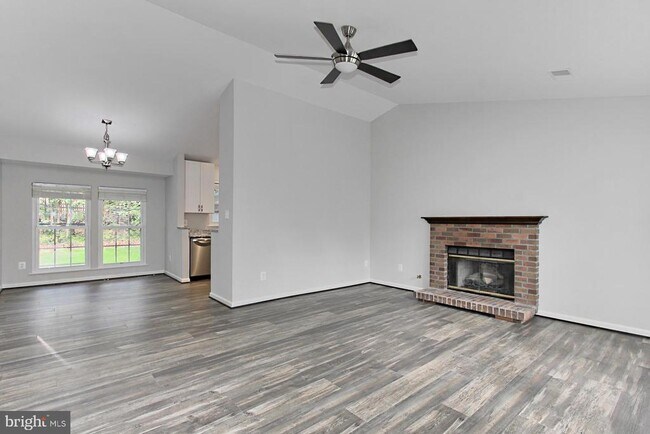 Foto del edificio - 20585 Triple Crown Ct