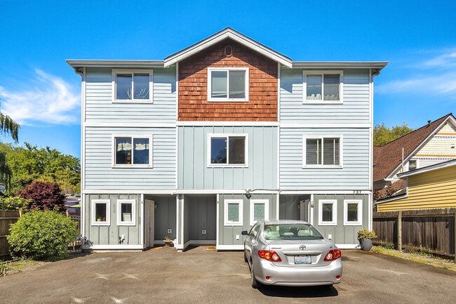 Building Photo - 737 S Homer St