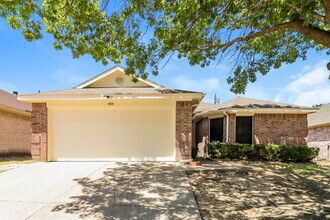 Building Photo - 808 Thorton Dr