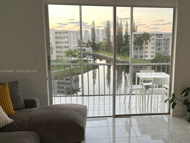 Foto del edificio - 2851 Leonard Dr