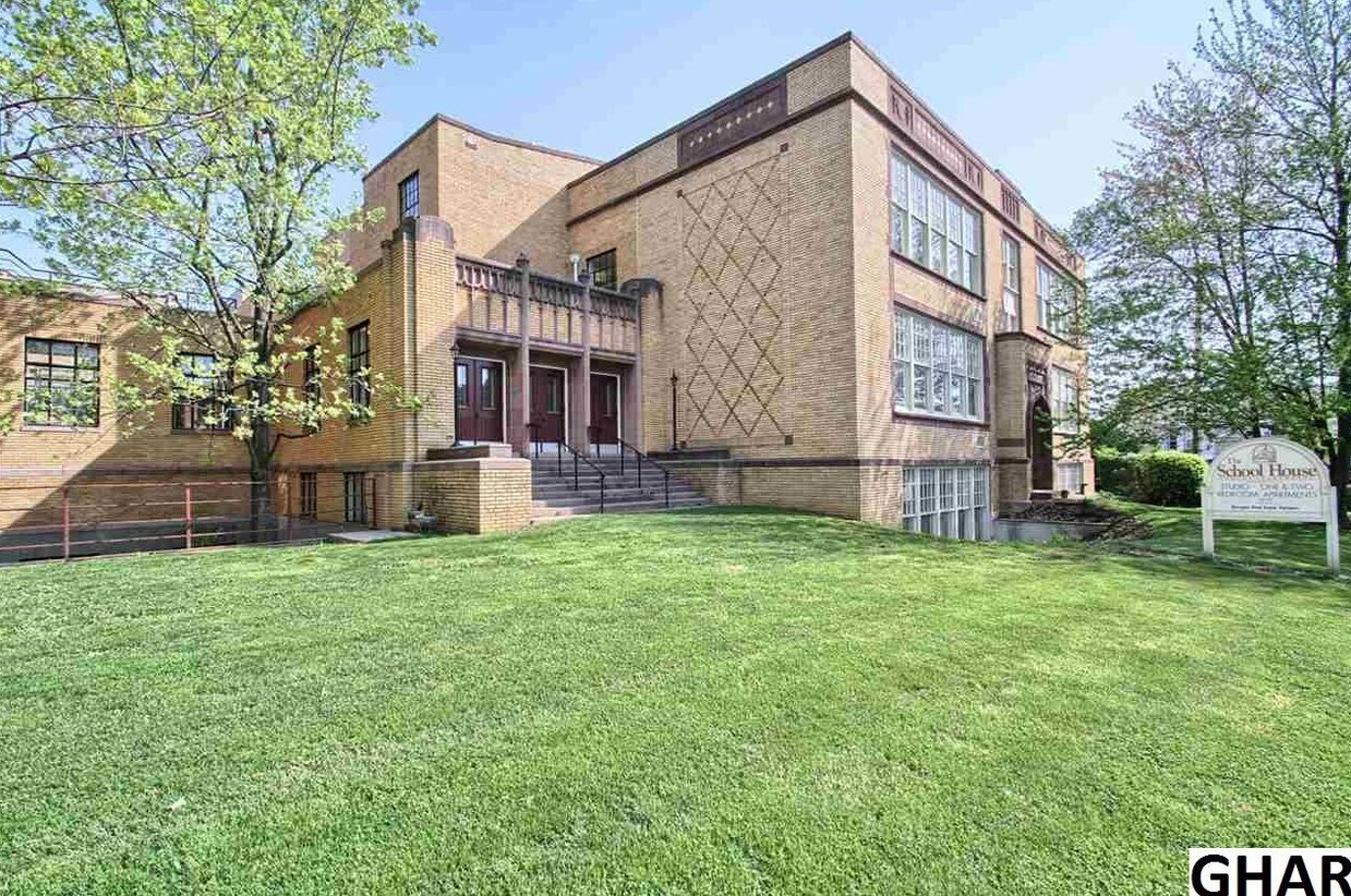 133 W Locust St, Mechanicsburg, PA 17055 Apartments in Mechanicsburg