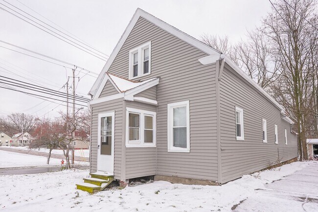 Building Photo - Four bedroom/1 bath Single Home!!