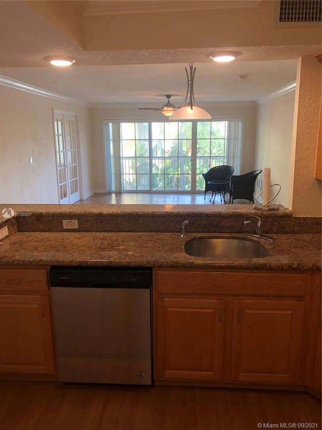 Building Photo - Three Bedroom unit in Victoria Park - Pine...