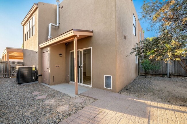 Building Photo - Bright Southside Home in Las Acequias