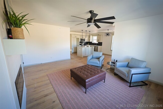 Foto del edificio - 108 W 2nd St