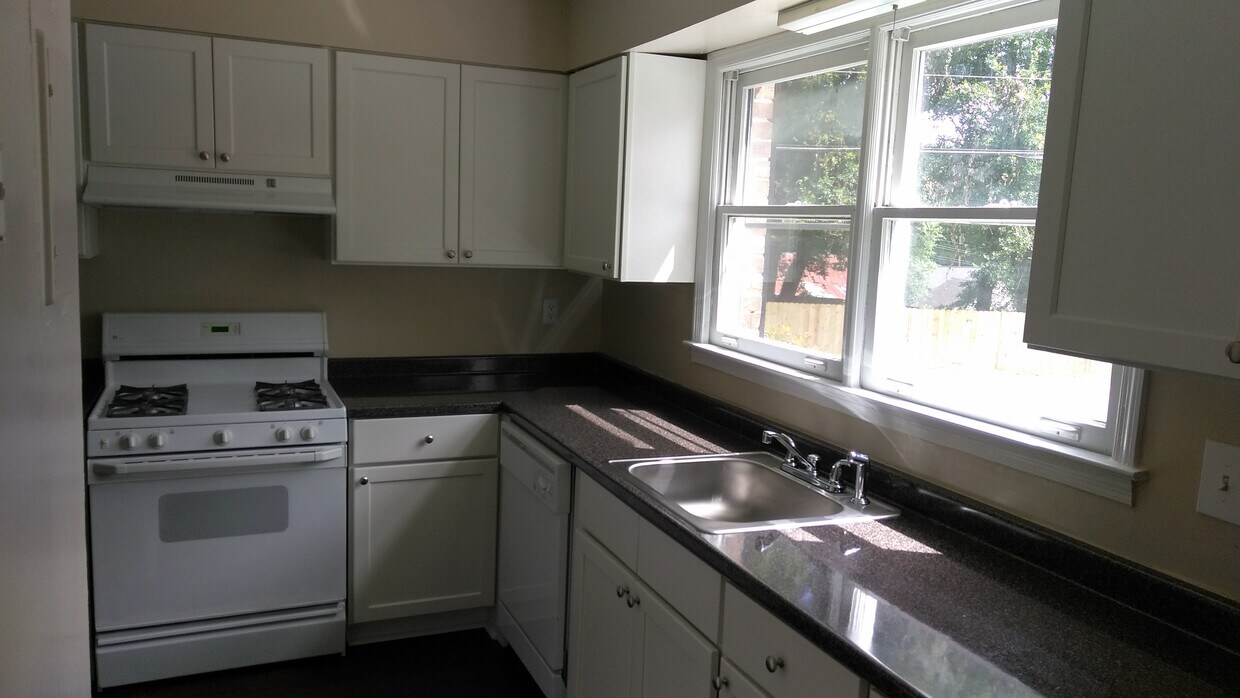 Foto principal - 2BR townhome move-in ready!