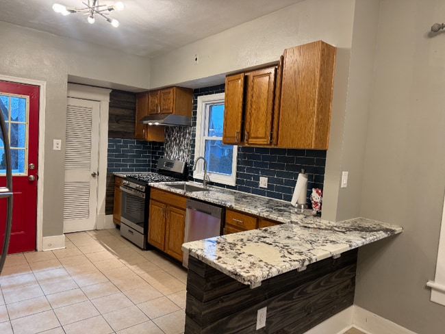 Building Photo - 437 Elm Ave