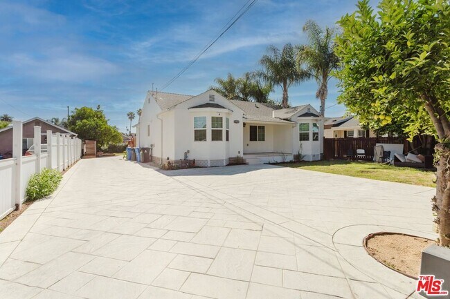Building Photo - 6712 Cedros Ave
